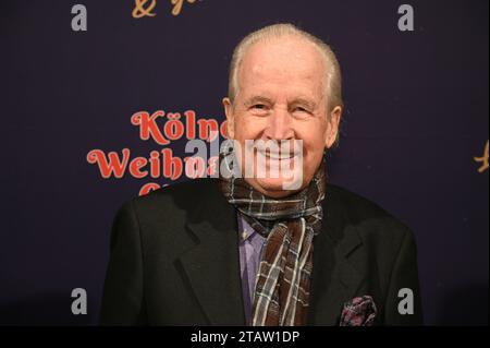 Köln, Deutschland. Dezember 2023. Moderator Max Schautzer besucht die Premiere des 8. Kölner Weihnachtszirkus Credit: Horst Galuschka/dpa/Alamy Live News Stockfoto