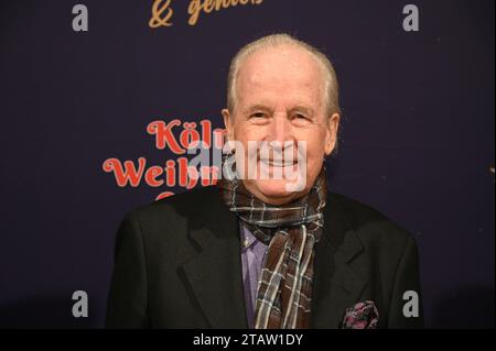 Köln, Deutschland. Dezember 2023. Moderator Max Schautzer besucht die Premiere des 8. Kölner Weihnachtszirkus Credit: Horst Galuschka/dpa/Alamy Live News Stockfoto