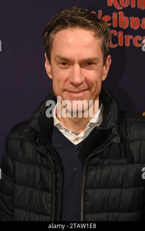 Köln, Deutschland. Dezember 2023. Moderator Sven Lorig besucht die Premiere des 8. Kölner Weihnachtszirkus Credit: Horst Galuschka/dpa/Alamy Live News Stockfoto