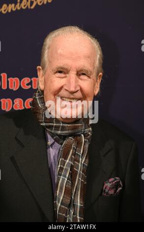 Köln, Deutschland. Dezember 2023. Moderator Max Schautzer besucht die Premiere des 8. Kölner Weihnachtszirkus Credit: Horst Galuschka/dpa/Alamy Live News Stockfoto