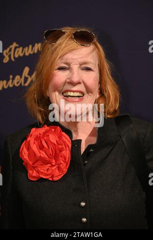 Köln, Deutschland. Dezember 2023. Schauspielerin Marianne Rogee kommt zur Premiere des 8. Kölner Weihnachtszirkus Credit: Horst Galuschka/dpa/Alamy Live News Stockfoto