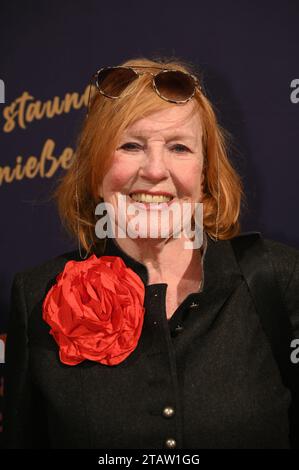 Köln, Deutschland. Dezember 2023. Schauspielerin Marianne Rogee kommt zur Premiere des 8. Kölner Weihnachtszirkus Credit: Horst Galuschka/dpa/Alamy Live News Stockfoto