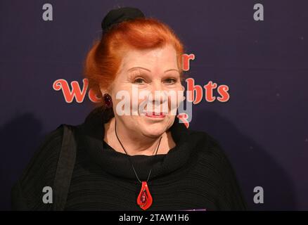 Köln, Deutschland. Dezember 2023. Die Schauspielerin Samy Orfgen kommt zur Premiere des 8. Kölner Weihnachtszirkus Credit: Horst Galuschka/dpa/Alamy Live News Stockfoto