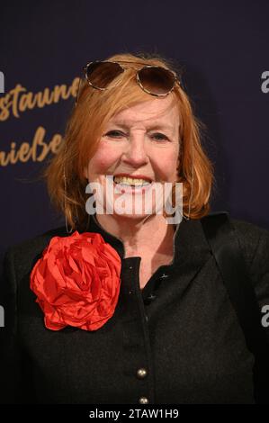 Köln, Deutschland. Dezember 2023. Schauspielerin Marianne Rogee kommt zur Premiere des 8. Kölner Weihnachtszirkus Credit: Horst Galuschka/dpa/Alamy Live News Stockfoto