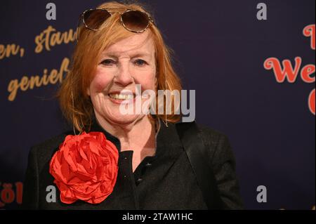 Köln, Deutschland. Dezember 2023. Schauspielerin Marianne Rogee kommt zur Premiere des 8. Kölner Weihnachtszirkus Credit: Horst Galuschka/dpa/Alamy Live News Stockfoto
