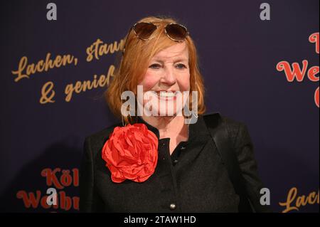 Köln, Deutschland. Dezember 2023. Schauspielerin Marianne Rogee kommt zur Premiere des 8. Kölner Weihnachtszirkus Credit: Horst Galuschka/dpa/Alamy Live News Stockfoto