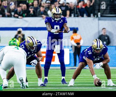 Allegiant Stadium. Dezember 2023. NV U.S.A. Washington Quarterback Michael Penix Jr. (9) startet das Spiel während des NCAA Pac 12 Football Conference Championship Spiels zwischen Oregon Ducks und den Washington Huskies. Washington besiegte Oregon 34-31 im Allegiant Stadium. Thurman James/CSM/Alamy Live News Stockfoto