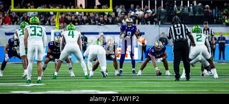 Allegiant Stadium. Dezember 2023. NV U.S.A. Washington Quarterback Michael Penix Jr. (9) startet das Spiel während des NCAA Pac 12 Football Conference Championship Spiels zwischen Oregon Ducks und den Washington Huskies. Washington besiegte Oregon 34-31 im Allegiant Stadium. Thurman James/CSM/Alamy Live News Stockfoto