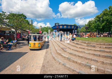 Trolley Car in Tivoli Gardens, Vergnügungspark eröffnet 1843, Kopenhgen, Dänemark Stockfoto