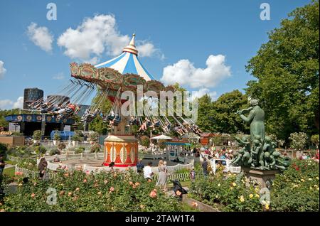 Chairoplane-Fahrt in den Tivoli-Gärten, Vergnügungspark eröffnet 1843, Kopenhagen, Dänemark Stockfoto