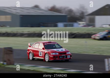 Rallyefahrzeug in Aktion auf dem Goodwood Motor-Rennkurs Stockfoto