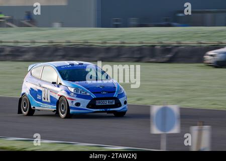 Rallyefahrzeug in Aktion auf dem Goodwood Motor-Rennkurs Stockfoto