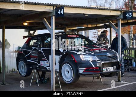 Rallyefahrzeug in Aktion auf dem Goodwood Motor-Rennkurs Stockfoto