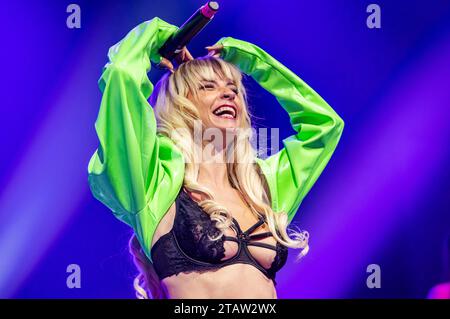 Mia Julia Brückner live bei einem Konzert Ihrer schlechten Manieren -Tour im Alten Schlachthof. Dresden, 02.12.2023 *** Mia Julia Brückner live bei einem Konzert ihrer Bad Manners Tour im Alten Schlachthof Dresden, 02 12 2023 Foto:XM.xPatzigx/xFuturexImagex mia julia 3207 Credit: Imago/Alamy Live News Stockfoto