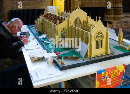 Der große Lego-Bau findet in der St. Boltoph's Kirche statt Stockfoto