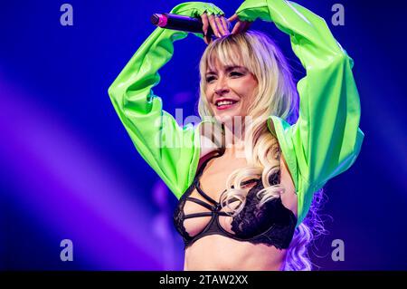 Mia Julia Brückner live bei einem Konzert Ihrer schlechten Manieren -Tour im Alten Schlachthof. Dresden, 02.12.2023 *** Mia Julia Brückner live bei einem Konzert ihrer Bad Manners Tour im Alten Schlachthof Dresden, 02 12 2023 Foto:XM.xPatzigx/xFuturexImagex mia julia 3213 Credit: Imago/Alamy Live News Stockfoto
