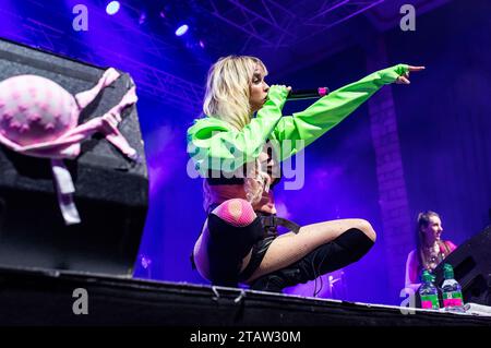 Mia Julia Brückner live bei einem Konzert Ihrer schlechten Manieren -Tour im Alten Schlachthof. Dresden, 02.12.2023 *** Mia Julia Brückner live bei einem Konzert ihrer Bad Manners Tour im Alten Schlachthof Dresden, 02 12 2023 Foto:XM.xPatzigx/xFuturexImagex mia julia 3225 Credit: Imago/Alamy Live News Stockfoto