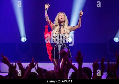 Mia Julia Brückner live bei einem Konzert Ihrer schlechten Manieren -Tour im Alten Schlachthof. Dresden, 02.12.2023 *** Mia Julia Brückner live bei einem Konzert ihrer Bad Manners Tour im Alten Schlachthof Dresden, 02 12 2023 Foto:XM.xPatzigx/xFuturexImagex mia julia 3230 Credit: Imago/Alamy Live News Stockfoto