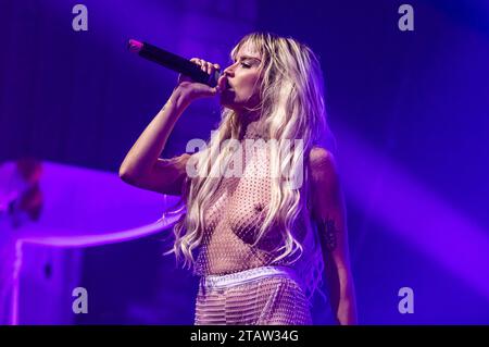 Mia Julia Brückner live bei einem Konzert Ihrer schlechten Manieren -Tour im Alten Schlachthof. Dresden, 02.12.2023 *** Mia Julia Brückner live bei einem Konzert ihrer Bad Manners Tour im Alten Schlachthof Dresden, 02 12 2023 Foto:XM.xPatzigx/xFuturexImagex mia julia 3249 Credit: Imago/Alamy Live News Stockfoto