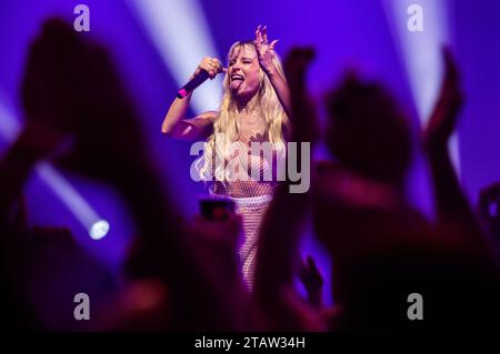 Mia Julia Brückner live bei einem Konzert Ihrer schlechten Manieren -Tour im Alten Schlachthof. Dresden, 02.12.2023 *** Mia Julia Brückner live bei einem Konzert ihrer Bad Manners Tour im Alten Schlachthof Dresden, 02 12 2023 Foto:XM.xPatzigx/xFuturexImagex mia julia 3253 Credit: Imago/Alamy Live News Stockfoto