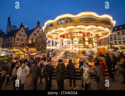 01. Dezember 2023, Hessen, Frankfurt/Main: Menschen, die am Karussell auf dem Frankfurter Weihnachtsmarkt auf dem Römerberg stehen (Aufnahme mit längerer Belichtungszeit). Foto: Frank Rumpenhorst/dpa Stockfoto