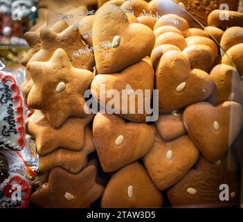 1. Dezember 2023, Hessen, Frankfurt/Main: Lebkuchen in Form von Herzen und Sternen, jeweils mit einer Mandel in der Mitte, wird auf dem Frankfurter Weihnachtsmarkt angeboten. Foto: Frank Rumpenhorst/dpa Stockfoto