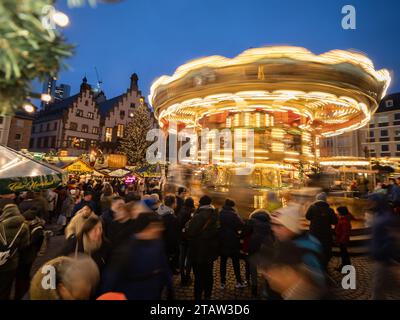 01. Dezember 2023, Hessen, Frankfurt/Main: Menschen, die am Karussell auf dem Frankfurter Weihnachtsmarkt auf dem Römerberg stehen (Aufnahme mit längerer Belichtungszeit). Foto: Frank Rumpenhorst/dpa Stockfoto