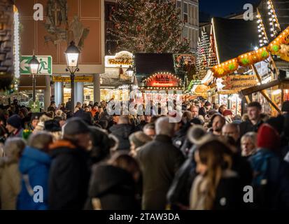 1. Dezember 2023, Hessen, Frankfurt/Main: Menschen drängen sich auf dem Frankfurter Weihnachtsmarkt. Foto: Frank Rumpenhorst/dpa Stockfoto