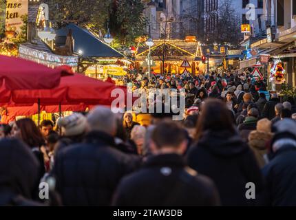 1. Dezember 2023, Hessen, Frankfurt/Main: Menschen drängen sich auf dem Frankfurter Weihnachtsmarkt. Foto: Frank Rumpenhorst/dpa Stockfoto