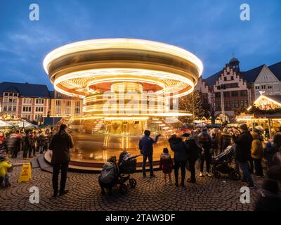 01. Dezember 2023, Hessen, Frankfurt/Main: Menschen, die am Karussell auf dem Frankfurter Weihnachtsmarkt auf dem Römerberg stehen (Aufnahme mit längerer Belichtungszeit). Foto: Frank Rumpenhorst/dpa Stockfoto