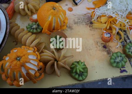 Großaufnahme kunstvoll geschnittener Früchte zum Verkauf des auf dem französischen Markt verwendeten Geräts Stockfoto