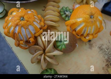 Großaufnahme kunstvoll geschnittener Früchte zum Verkauf des auf dem französischen Markt verwendeten Geräts Stockfoto