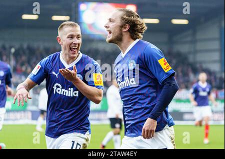 Kiel, Deutschland. Dezember 2023. Torjubel Lewis Holtby (Holstein Kiel, #10) und Jann-Fiete Arp (Holstein Kiel, #20) nach Tor zum 2:0 Jann-Fiete Arp (Holstein Kiel, #20) GER, Holstein Kiel vs. SV Wehen Wiesbaden, Fussball, 2. Bundesliga, Spieltag 15, Spielzeit 2023/2024, 02.12.2023 DFL-VORSCHRIFTEN VERBIETEN JEDE VERWENDUNG VON FOTOGRAFIEN ALS BILDSEQUENZEN UND/ODER QUASI-VIDEO Foto: Eibner-Pressefoto/Marcel von Fehrn Credit: dpa/Alamy Live News Stockfoto