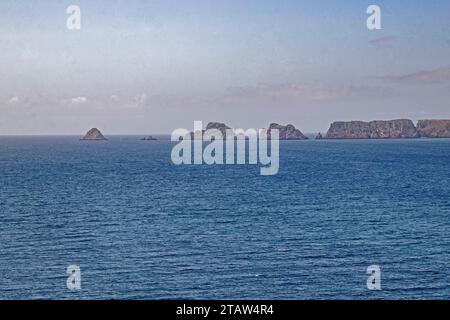 Panoramablick auf die Erbsenhaufen am Pointe de Pen Hir vom Pointe de Dinan auf der Halbinsel Crozon. Finistère. Bretagne Stockfoto