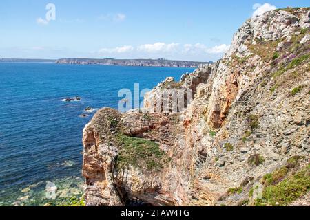 Felsige Küste bei Pointe de Dinan auf der Halbinsel Crozon. Finistère. Bretagne Stockfoto