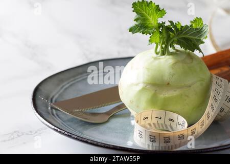 Frischer Kohlrabi mit Maßband auf Teller, Diätkonzept Stockfoto