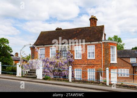 Blick auf Bridge House in der High Street, Hungerford, eine historische Marktstadt in Berkshire, England, mit Glyzinien in der Blüte im Spätherbst bis Frühsommer Stockfoto