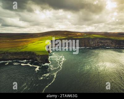 Dramatische Küstenlandschaft in Irland. Wellen stürzen zu felsigem Ufer. Dramatisches wildes Irland wunderschöne Küste entlang des wilden atlantic Way Stockfoto