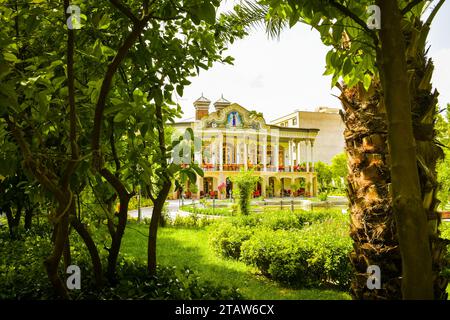 Shiraz, Iran -10. juni 2022: Beliebtes Touristenziel - wunderschönes Haus im Shapouri-Garten im Zentrum von Shiraz Stockfoto