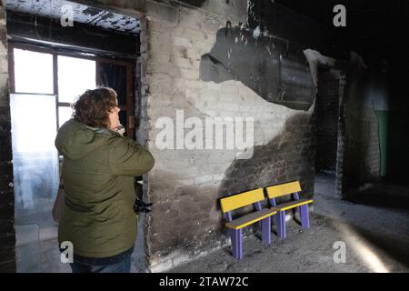 Rudnytske, Ukraine. November 2023 30. Ein Schularbeiter schaut auf den ausgebrannten Korridor einer ländlichen Schule, die während der russischen Invasion im Frühjahr 2022 im Dorf Rudnytske in Kiew zerstört wurde. Quelle: SOPA Images Limited/Alamy Live News Stockfoto