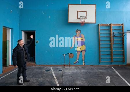 Rudnytske, Ukraine. November 2023 30. Der Direktor einer Landschule, die während der russischen Invasion im Frühjahr 2022 zerstört wurde, zeigt Journalisten das überlebende Fitnessstudio im Dorf Rudnytske in Kiew. Quelle: SOPA Images Limited/Alamy Live News Stockfoto