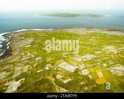 Wunderschöne Luftlandschaft von Inisheer Island, Teil der Aran Inseln, Irland. Inishmore, Inishmaan, Inisheer alle drei Inseln auf einem Foto Stockfoto