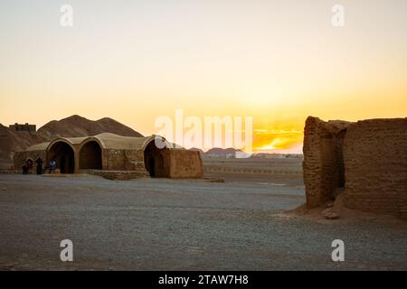 Yazd, Iran - Mai 2022: Ruinen der Zoroastrianer Dakhmeh Towers of Silence in Yazd City Stockfoto