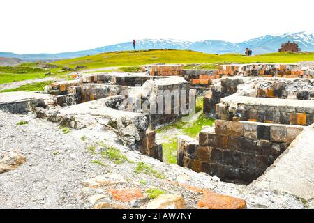 Landschaftlich reizvolle Luftaufnahme der archäologischen Stätte von Ani in Kars, Türkei - armenische mittelalterliche Stadtruinen von Ani im Frühling. Teil der Seidenstraße Stockfoto