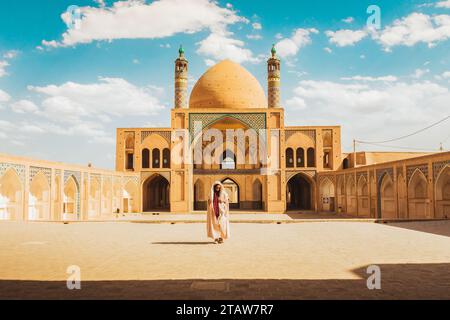 Kashan, Iran - 29. Mai 2022: Touristen und Pilger erkunden die wunderschöne Agha Bozorg Moschee Stockfoto