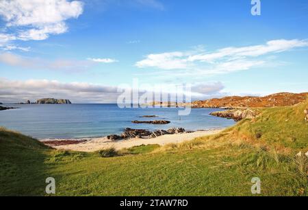 Blick auf den Bosta Beach auf Hochwasser in Richtung Flodaigh Island auf Great Bernera an der Westküste der Isle of Lewis, Äußere Hebriden, Schottland.Dünen Stockfoto