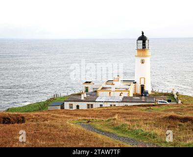 Ein Blick auf den Leuchtturm auf Tiumpan Head auf der Eye Peninsula östlich von Stornoway auf der Isle of Lewis, Äußere Hebriden, Schottland. Stockfoto