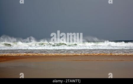 Wellen, die gegen Sturmwind vor der Küste brechen, mit Rückenspray an der Ostküste der Isle of Lewis nördlich von Stornoway, Outer Hebrides, Schottland. Stockfoto