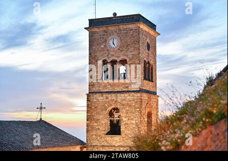 Castellabate Glockenturm: Ein zeitloses Leuchtfeuer voller Charme und Geschichte mit Blick auf die atemberaubende italienische Küste. Entdecken Sie den Reiz des Mittelmeers. Stockfoto