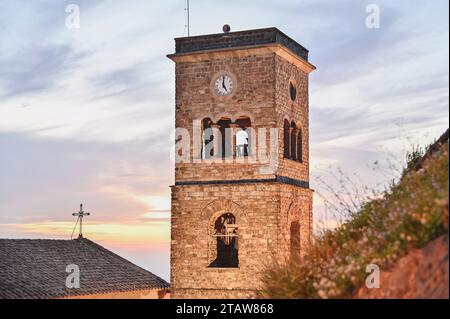 Castellabate Glockenturm: Ein zeitloses Leuchtfeuer voller Charme und Geschichte mit Blick auf die atemberaubende italienische Küste. Entdecken Sie den Reiz des Mittelmeers. Stockfoto